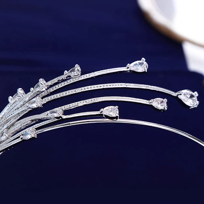 Inspired by Princess Charlene of Monaco’s gorgeous tiara, this piece emulates a crashing wave, which includes both teardrop and brilliant white stones set in silver. Adjustable. Colour: Silver Pattern: Hearts Size: One Size Weight: 68grams