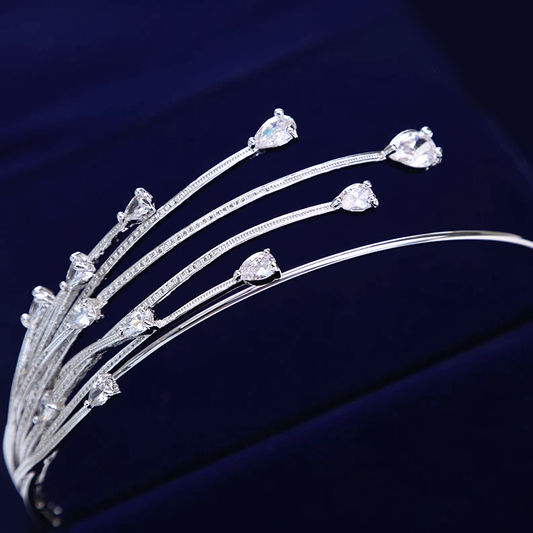 Inspired by Princess Charlene of Monaco’s gorgeous tiara, this piece emulates a crashing wave, which includes both teardrop and brilliant white stones set in silver. Adjustable.  Colour: Silver  Pattern:  Hearts  Size: One Size  Weight: 68grams