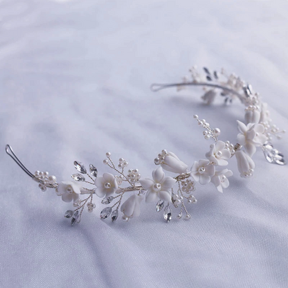 Delightful daisies crafted in porcelain and partnered with silver diamantes and pearls. Adjustable and easy to wear.  Size:  One Size